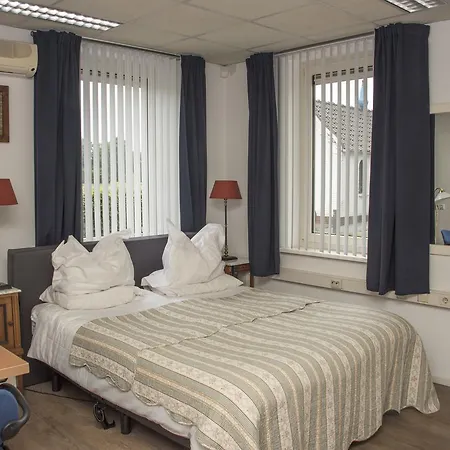 Leudal לינה וארוחת בוקר 4*